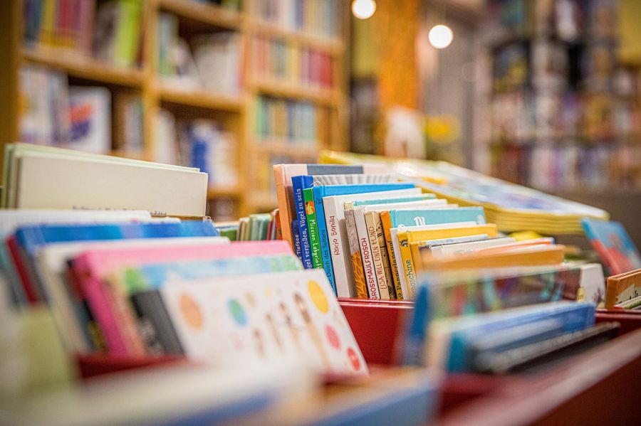 Książki na półkach w bibliotece