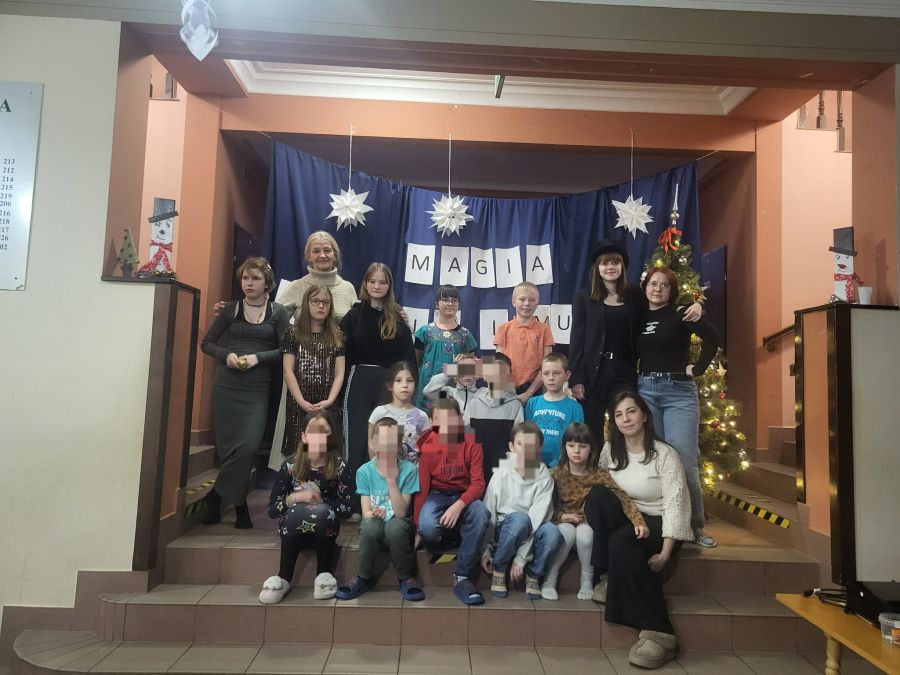 grupa uczniów na scenie