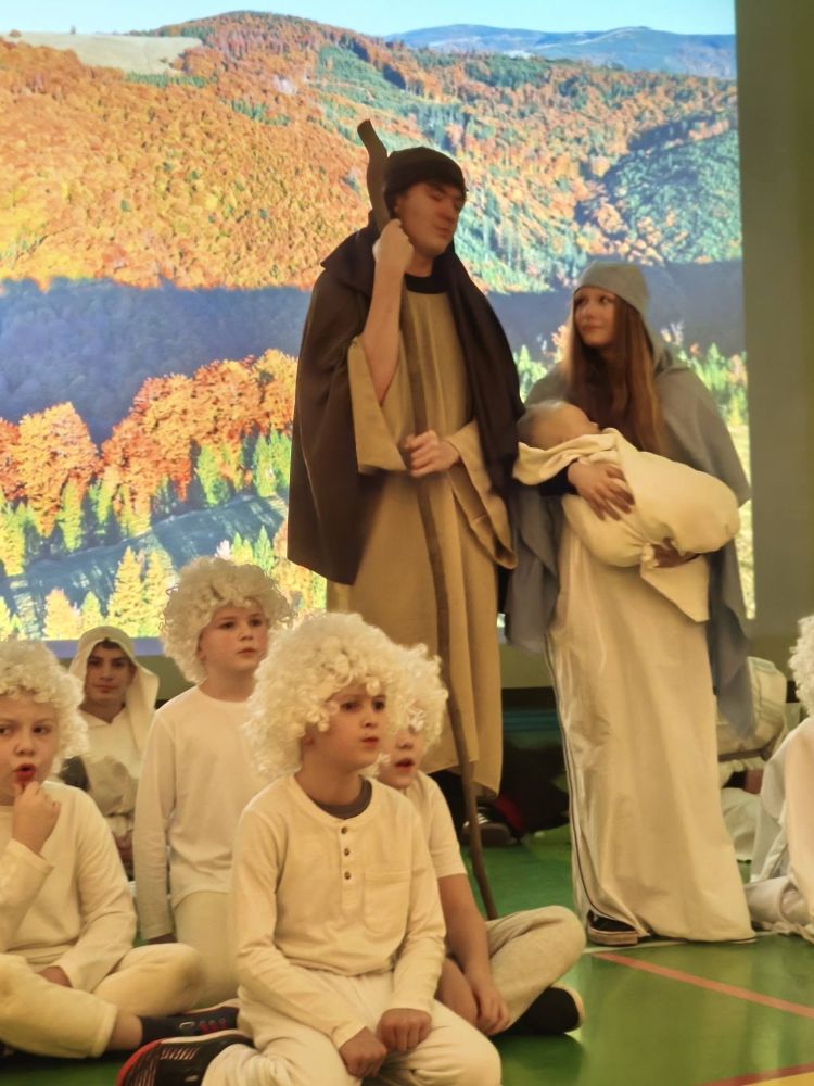 przedstawienie; scenka z Jasełek; w tle góry